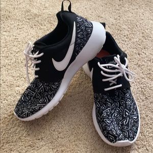 Nike Roshe  WHITE HEART  print on black size 5Y